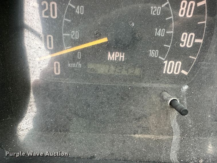 image for item DR5074 1999 Isuzu NPR  truck cab and chassis