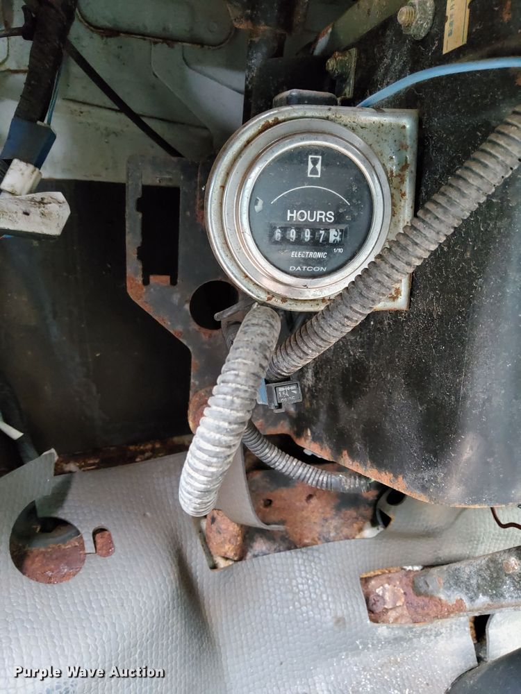 image for item DR5074 1999 Isuzu NPR  truck cab and chassis