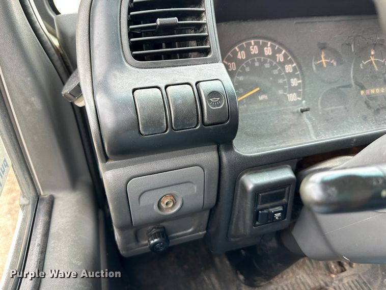 image for item DR5074 1999 Isuzu NPR  truck cab and chassis