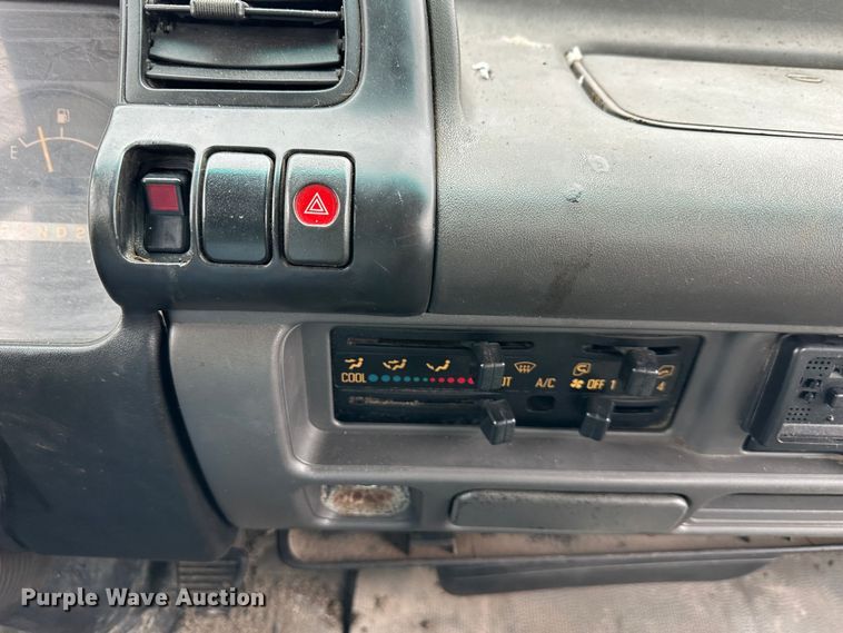 image for item DR5074 1999 Isuzu NPR  truck cab and chassis