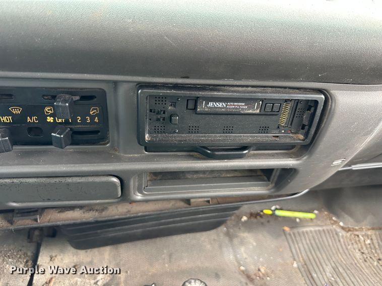 image for item DR5074 1999 Isuzu NPR  truck cab and chassis