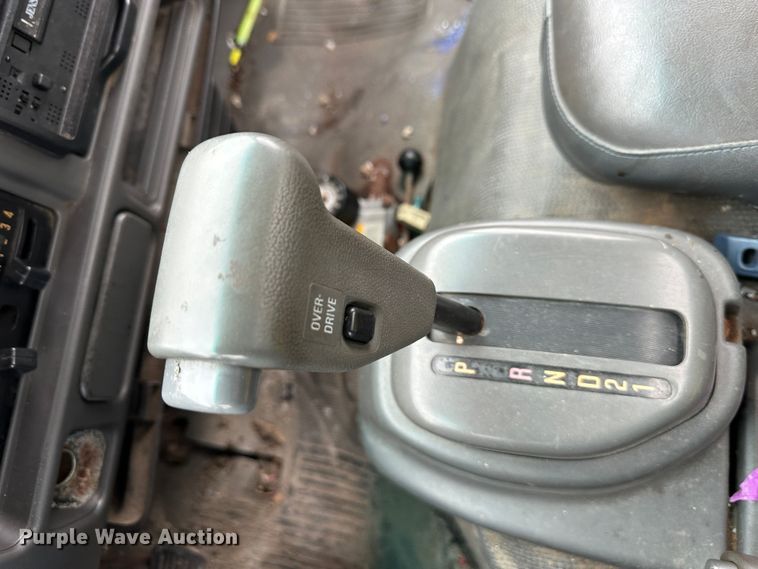 image for item DR5074 1999 Isuzu NPR  truck cab and chassis