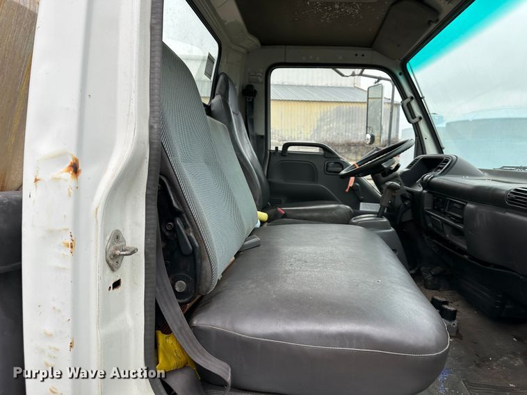 image for item DR5074 1999 Isuzu NPR  truck cab and chassis