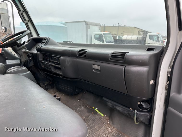 image for item DR5074 1999 Isuzu NPR  truck cab and chassis