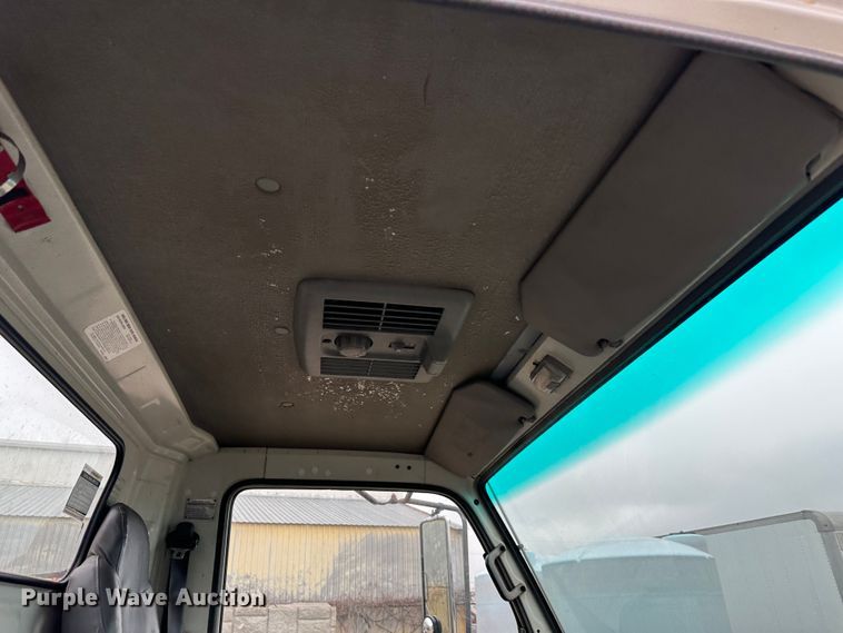 image for item DR5074 1999 Isuzu NPR  truck cab and chassis