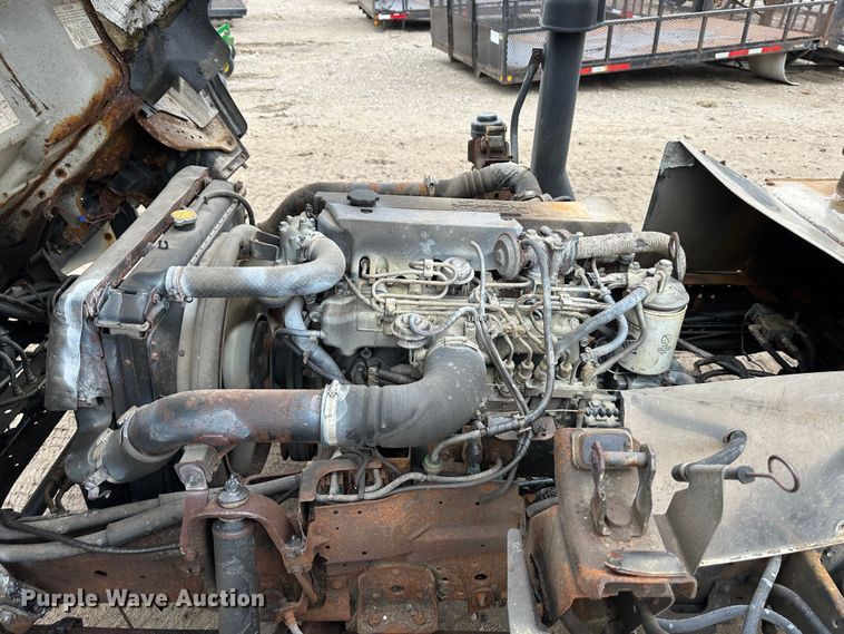 image for item DR5074 1999 Isuzu NPR  truck cab and chassis