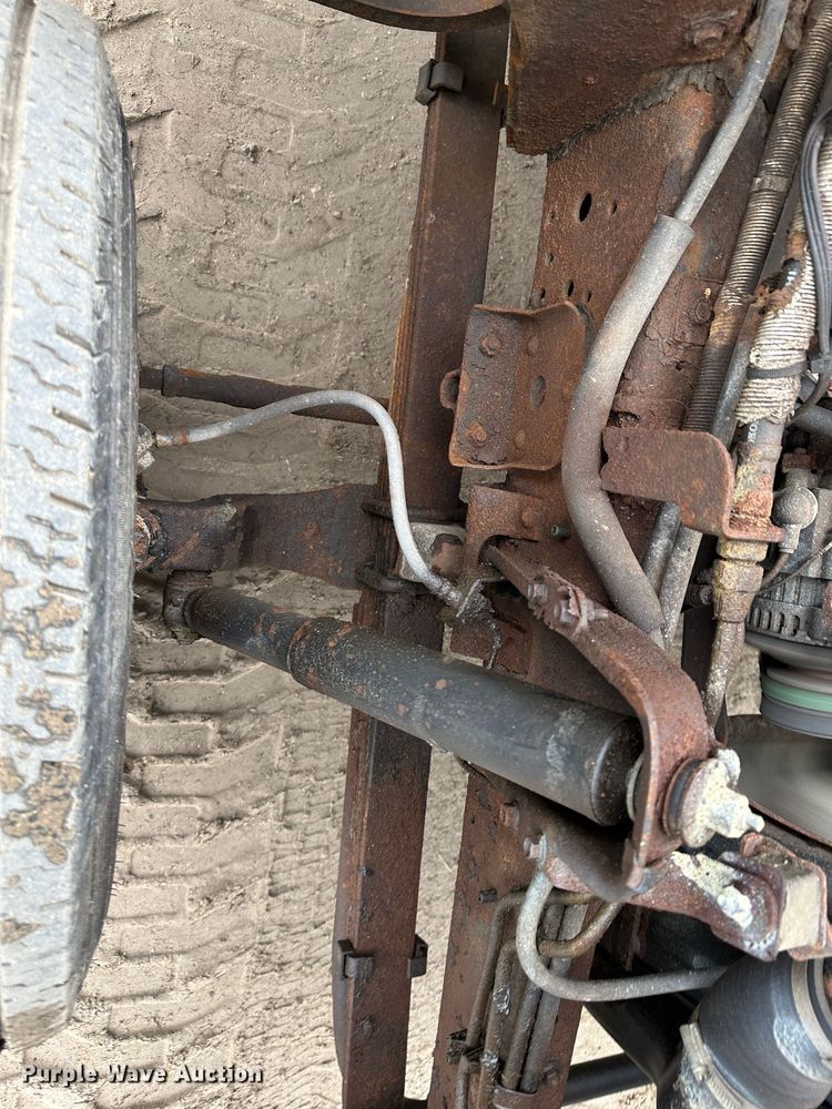 image for item DR5074 1999 Isuzu NPR  truck cab and chassis