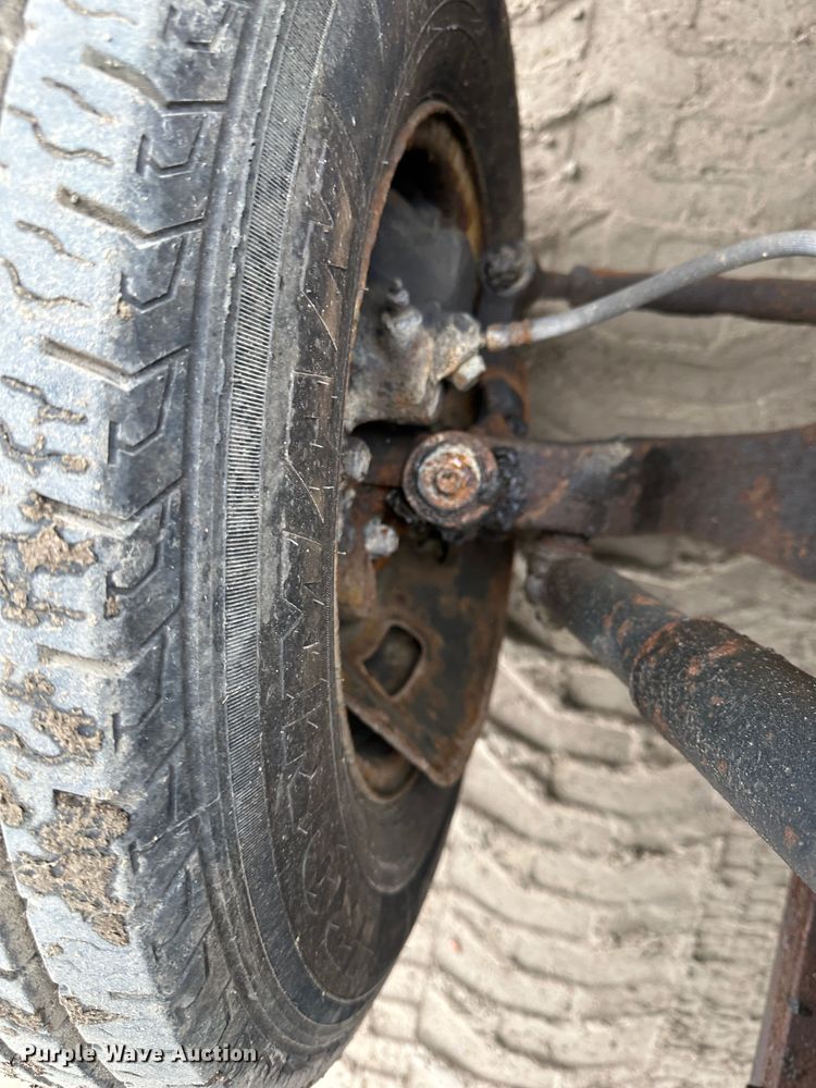 image for item DR5074 1999 Isuzu NPR  truck cab and chassis