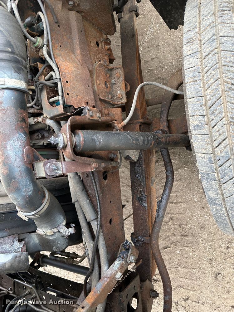 image for item DR5074 1999 Isuzu NPR  truck cab and chassis