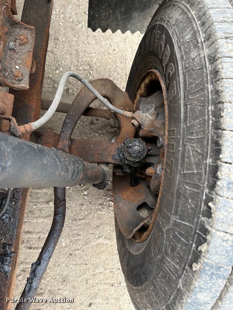 image for item DR5074 1999 Isuzu NPR  truck cab and chassis