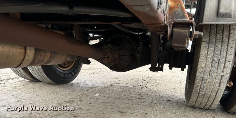 image for item DR5074 1999 Isuzu NPR  truck cab and chassis