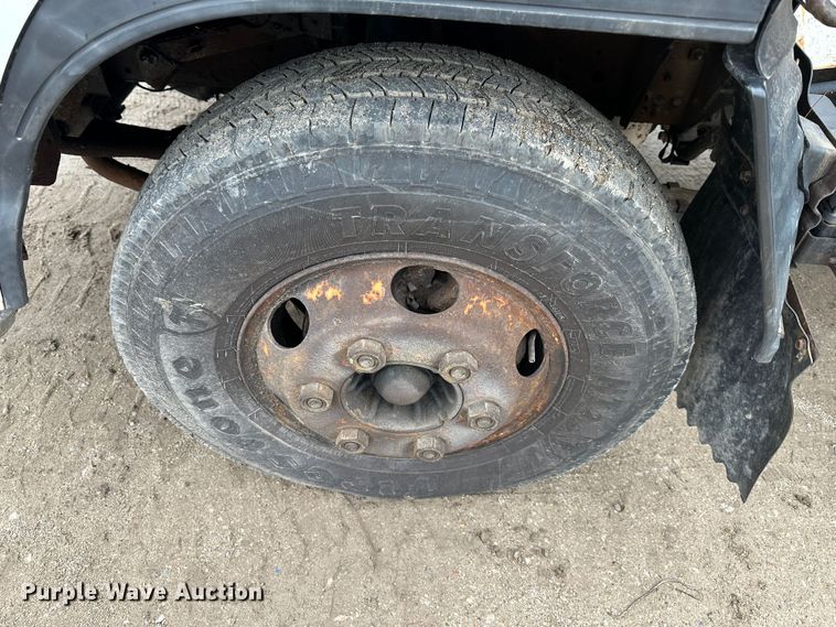 image for item DR5074 1999 Isuzu NPR  truck cab and chassis