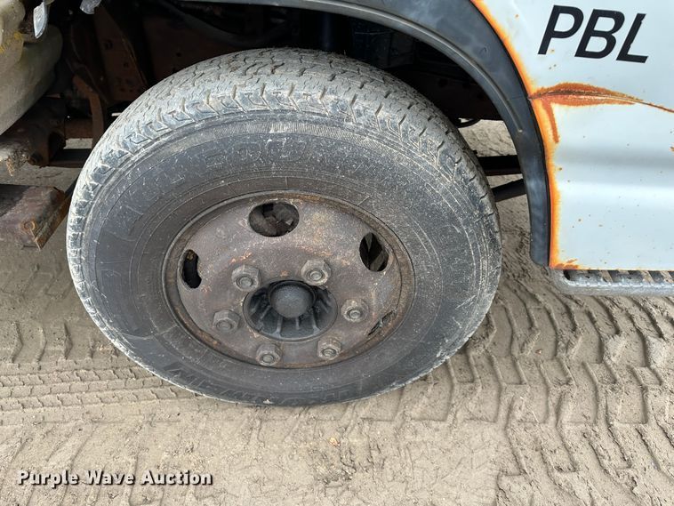 image for item DR5074 1999 Isuzu NPR  truck cab and chassis