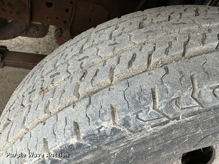 image for item DR5074 1999 Isuzu NPR  truck cab and chassis