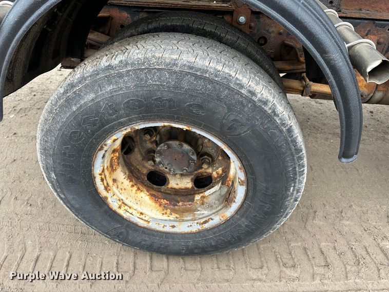 image for item DR5074 1999 Isuzu NPR  truck cab and chassis