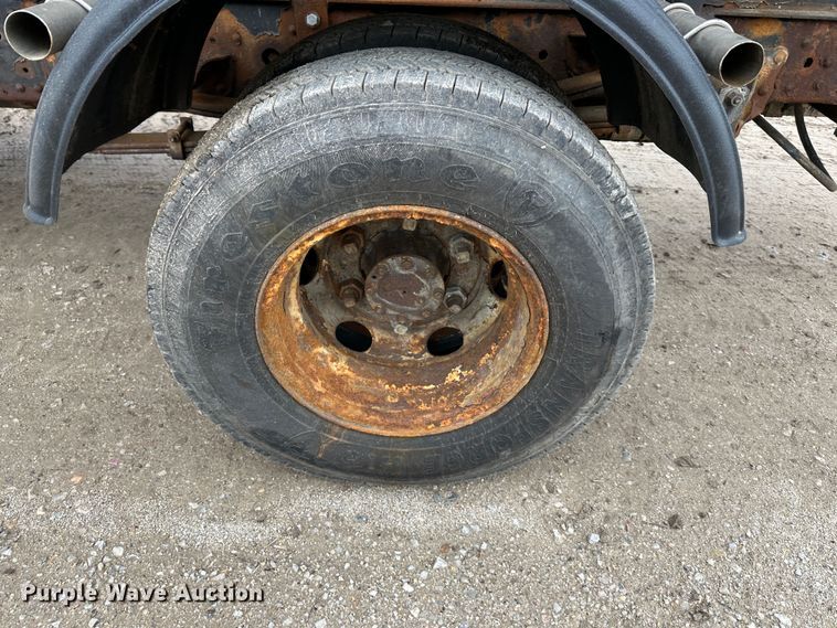 image for item DR5074 1999 Isuzu NPR  truck cab and chassis