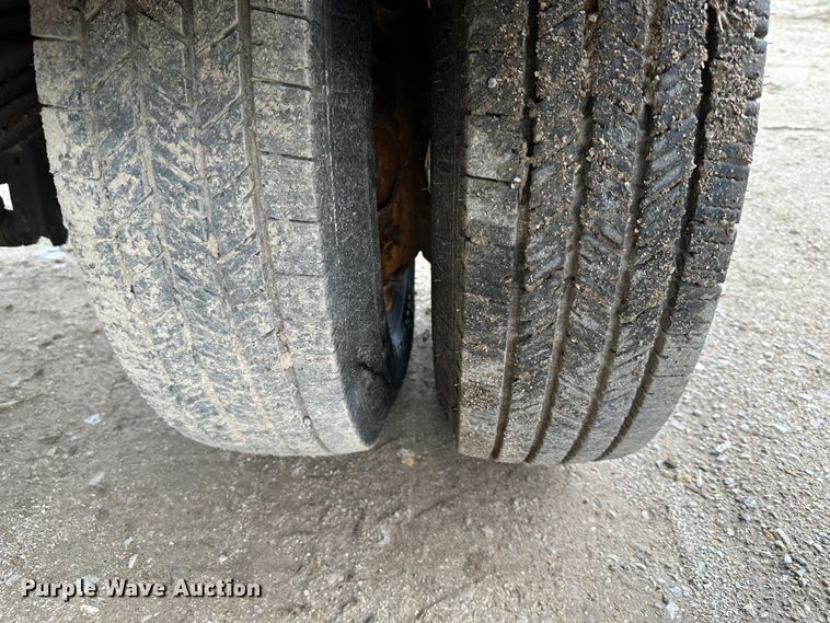 image for item DR5074 1999 Isuzu NPR  truck cab and chassis