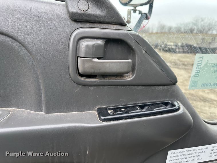 image for item DR5077 2005 Isuzu NPR  flatbed truck