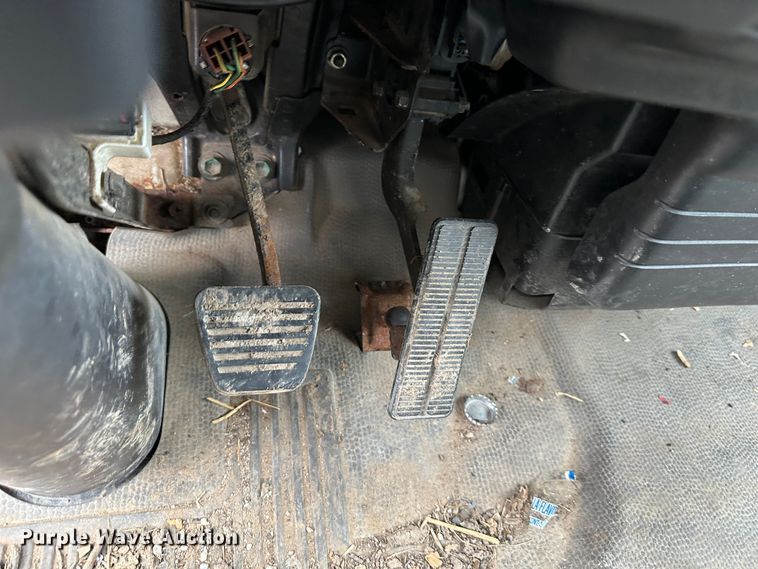 image for item DR5077 2005 Isuzu NPR  flatbed truck