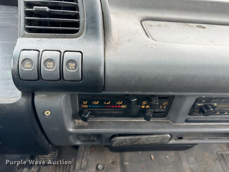 image for item DR5077 2005 Isuzu NPR  flatbed truck