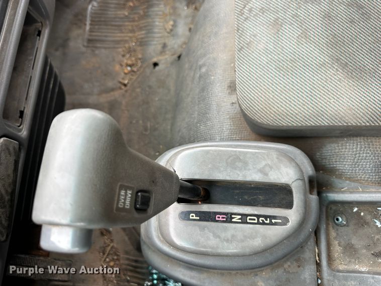 image for item DR5077 2005 Isuzu NPR  flatbed truck