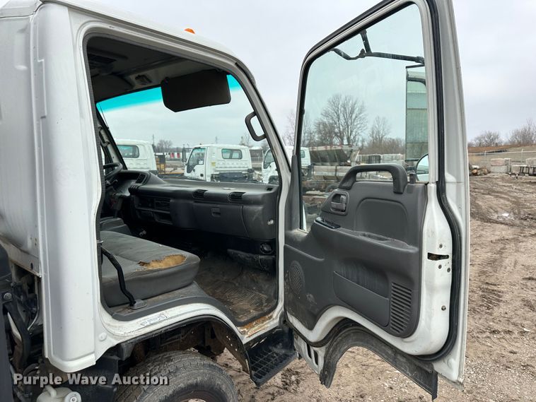 image for item DR5077 2005 Isuzu NPR  flatbed truck