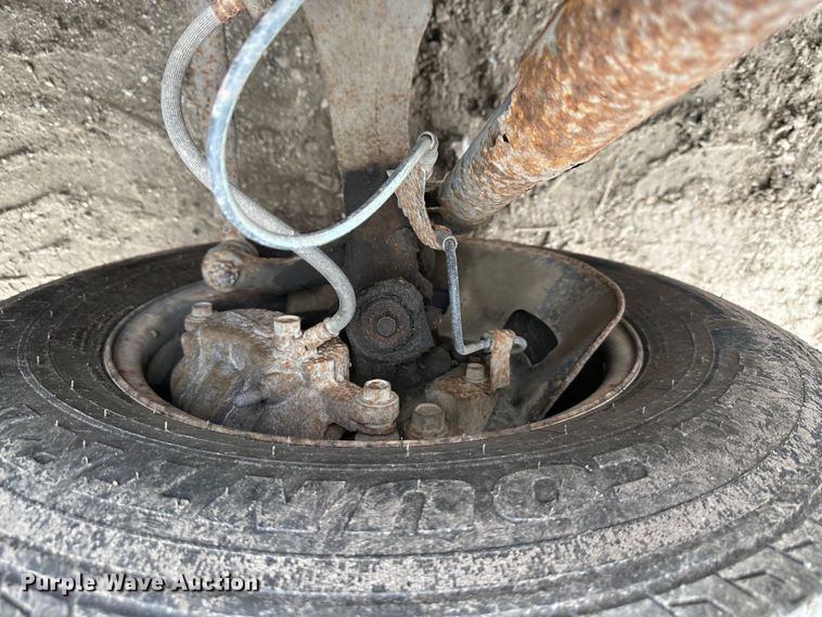 image for item DR5077 2005 Isuzu NPR  flatbed truck