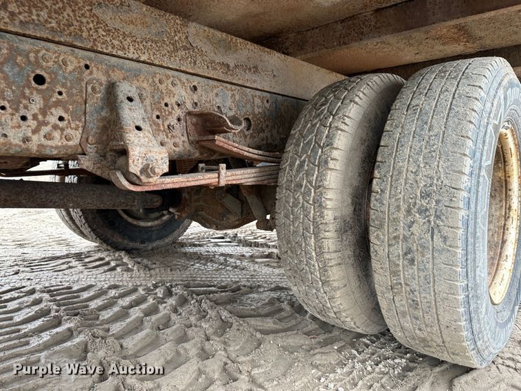 image for item DR5077 2005 Isuzu NPR  flatbed truck