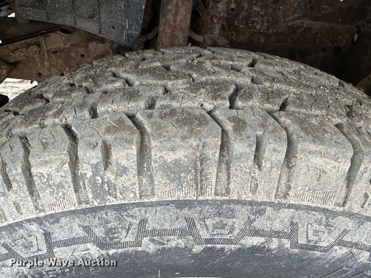 image for item DR5077 2005 Isuzu NPR  flatbed truck