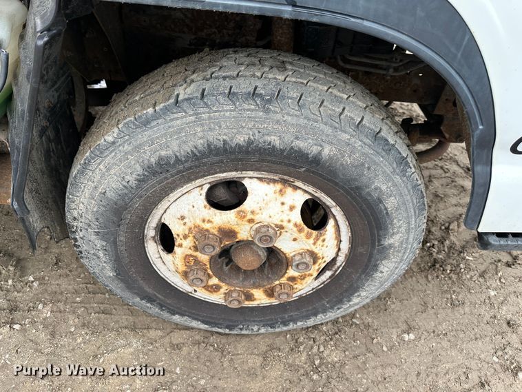 image for item DR5077 2005 Isuzu NPR  flatbed truck