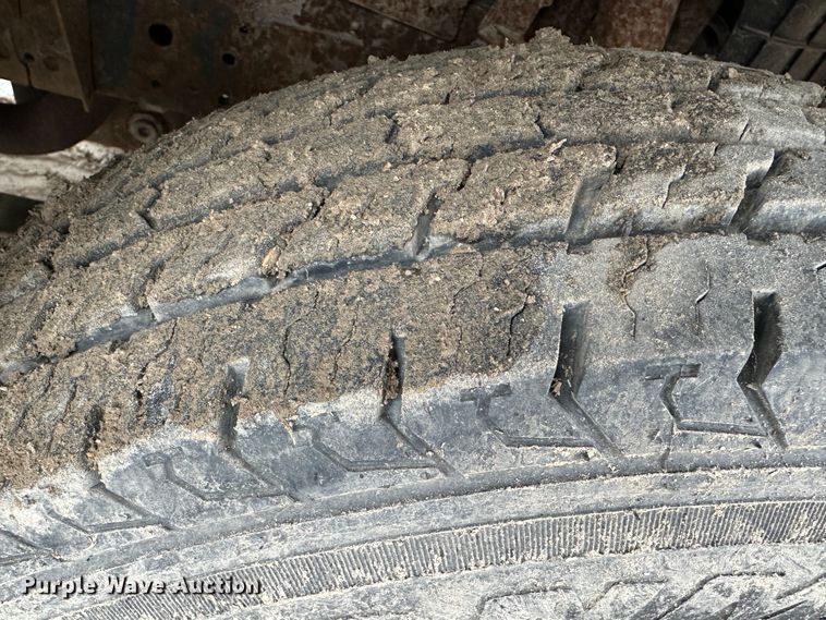 image for item DR5077 2005 Isuzu NPR  flatbed truck