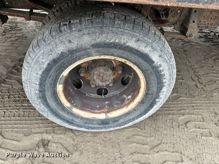 image for item DR5077 2005 Isuzu NPR  flatbed truck