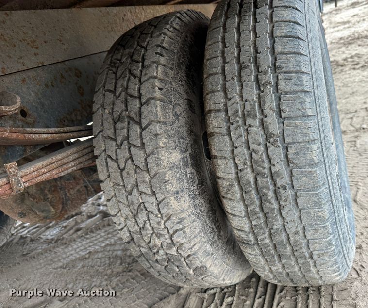 image for item DR5077 2005 Isuzu NPR  flatbed truck