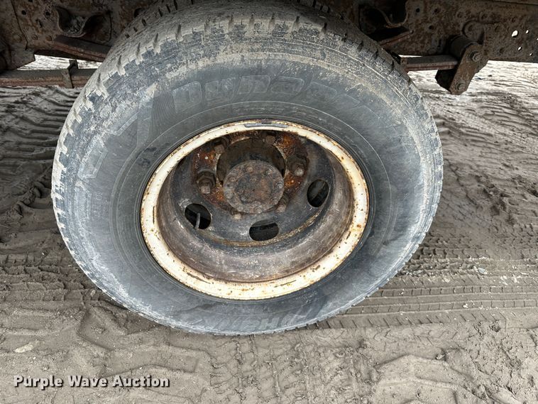 image for item DR5077 2005 Isuzu NPR  flatbed truck