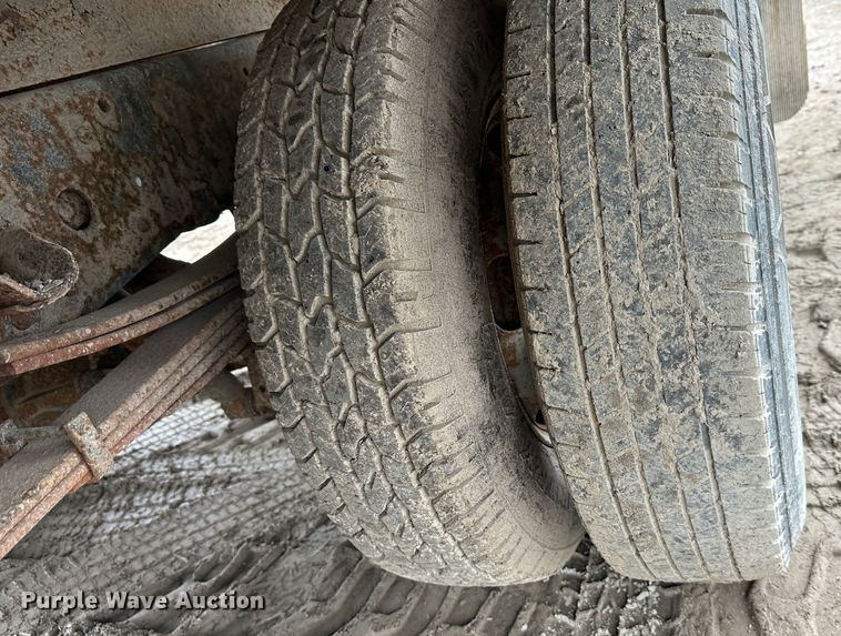 image for item DR5077 2005 Isuzu NPR  flatbed truck