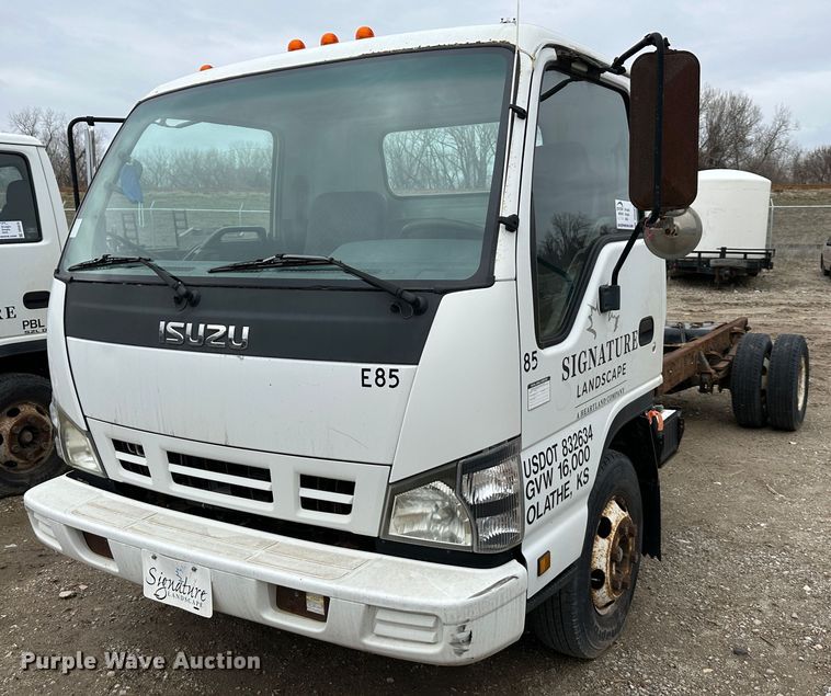 image for item DR5078 2007 Isuzu NPR  truck cab and chassis