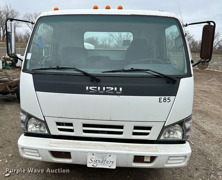 image for item DR5078 2007 Isuzu NPR  truck cab and chassis