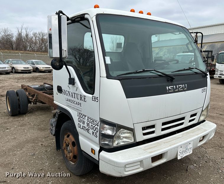 image for item DR5078 2007 Isuzu NPR  truck cab and chassis