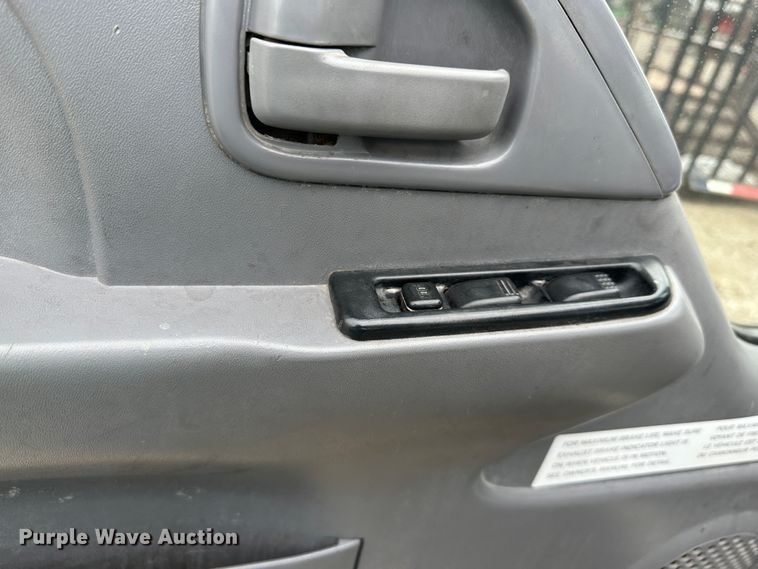 image for item DR5078 2007 Isuzu NPR  truck cab and chassis