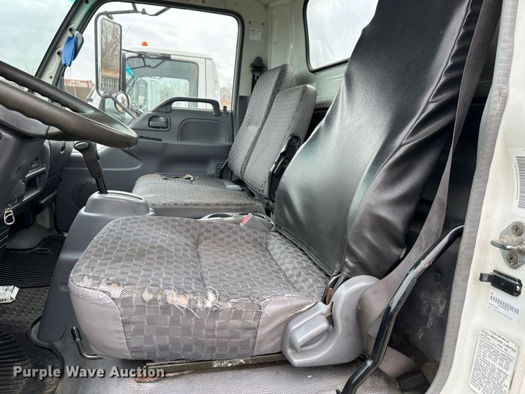 image for item DR5078 2007 Isuzu NPR  truck cab and chassis