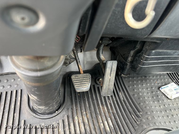 image for item DR5078 2007 Isuzu NPR  truck cab and chassis