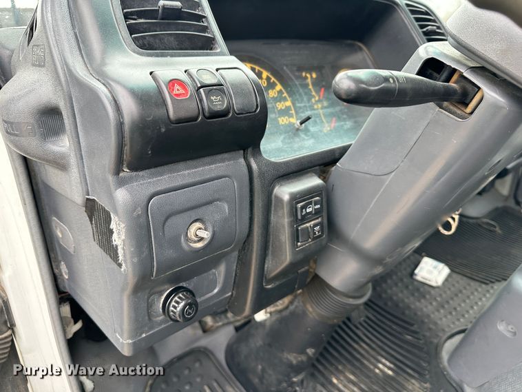 image for item DR5078 2007 Isuzu NPR  truck cab and chassis