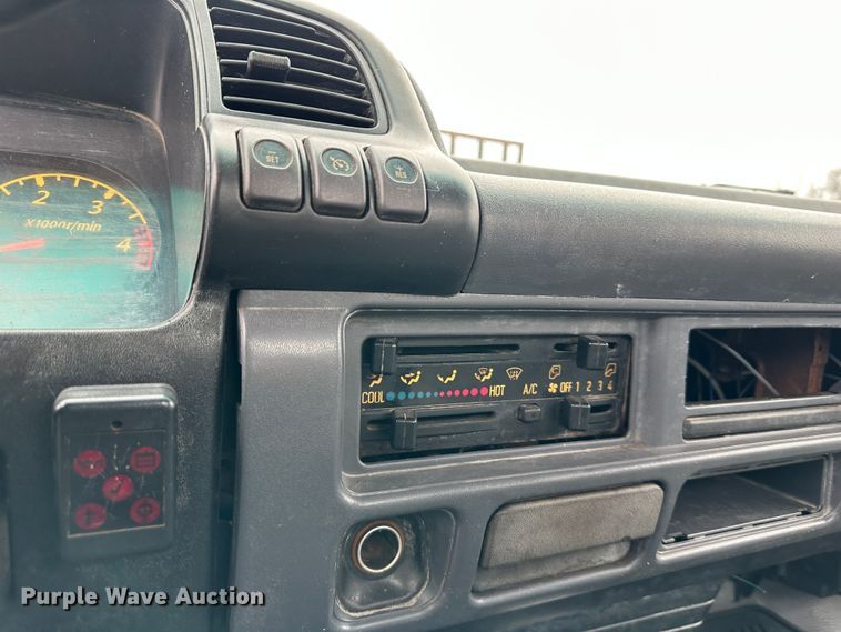 image for item DR5078 2007 Isuzu NPR  truck cab and chassis