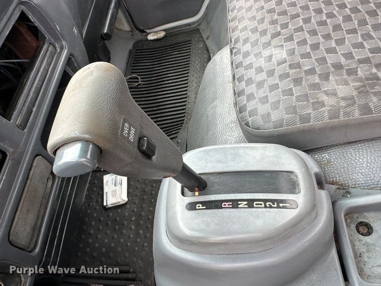 image for item DR5078 2007 Isuzu NPR  truck cab and chassis