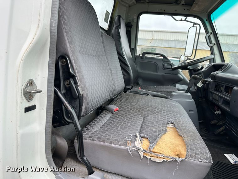 image for item DR5078 2007 Isuzu NPR  truck cab and chassis