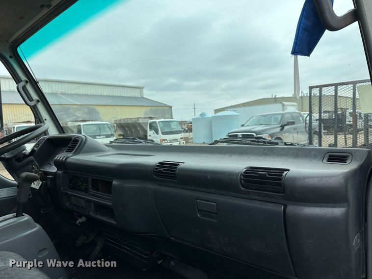 image for item DR5078 2007 Isuzu NPR  truck cab and chassis