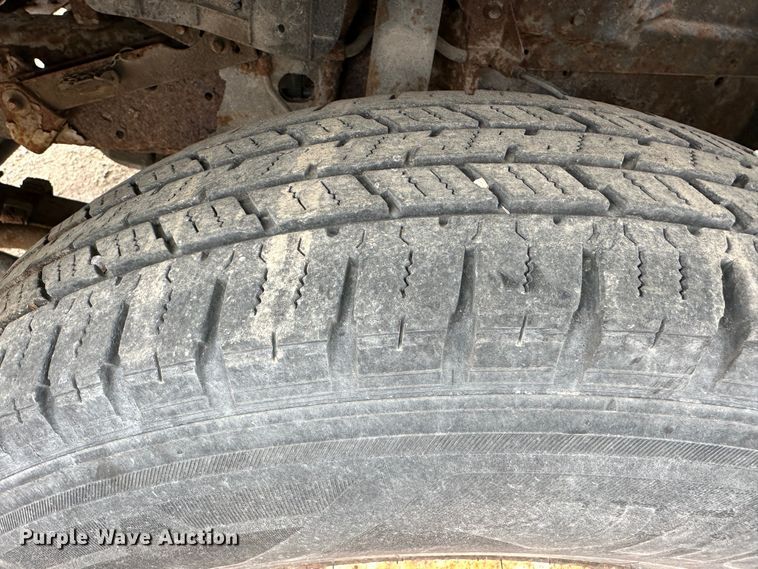 image for item DR5078 2007 Isuzu NPR  truck cab and chassis