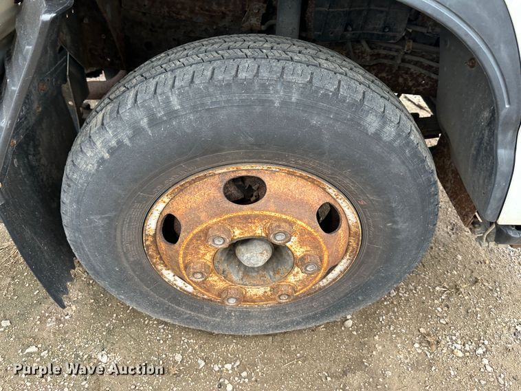 image for item DR5078 2007 Isuzu NPR  truck cab and chassis