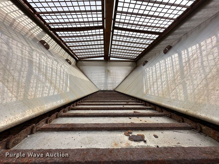 image for item DR5082 1999 Isuzu NPR  truck cab and chassis