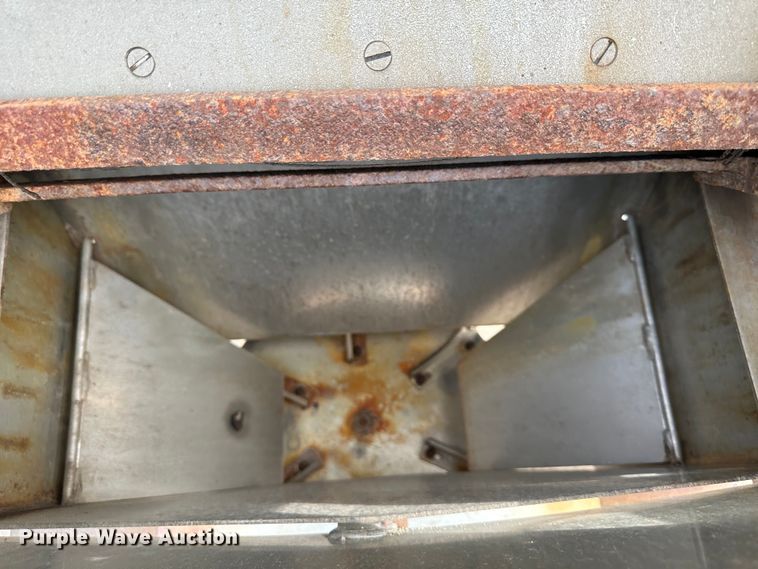 image for item DR5082 1999 Isuzu NPR  truck cab and chassis